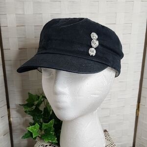 👉*CUTE* BLACK CADET HAT WITH 3 FLORAL BLACK & WHITE BUTTONS & LINING